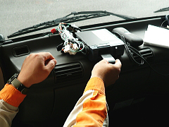 �S���q�Ƀf�W�^���^�R���[�^�[�𓱓�